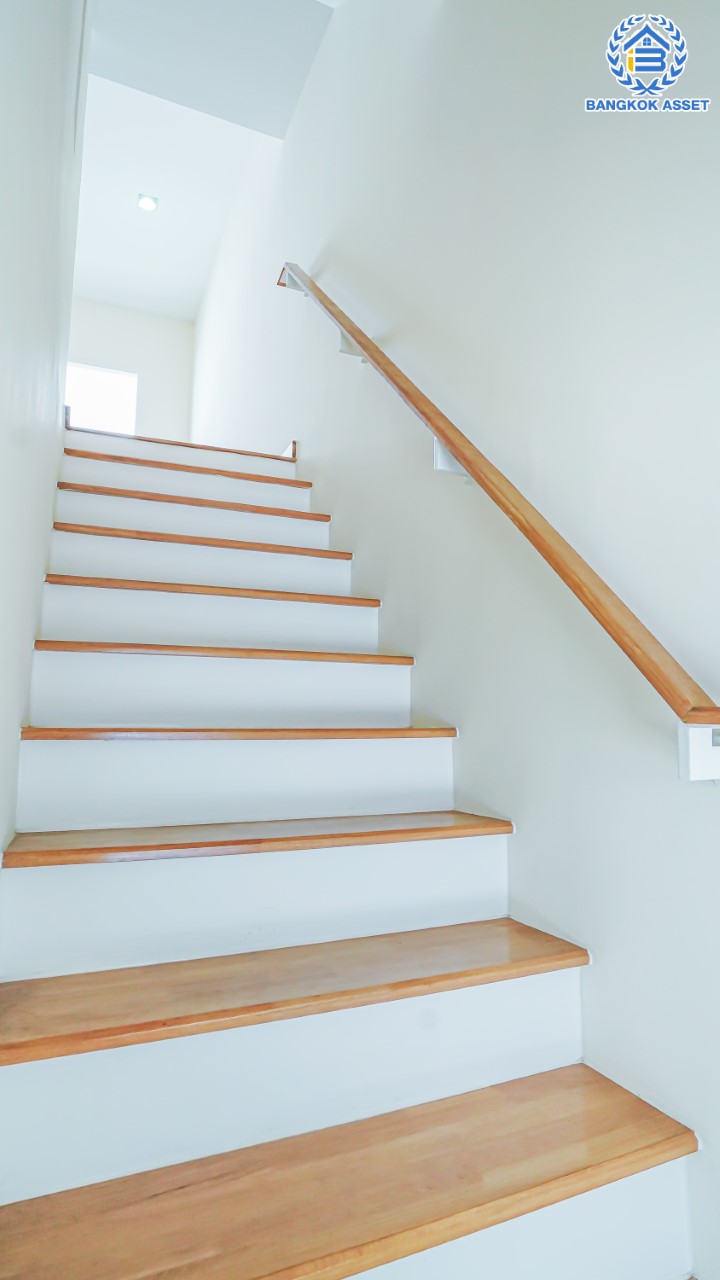 ทาวน์เฮ้าส์มือสองนนทบุรี ม.โกลเด้นทาวน์ ปิ่นเกล้า-จรัญฯ 3 ชั้น เนื้อที่ 22.6 ตร.ว. ฟังก์ชัน 5 ห้องนอน 4 ห้องน้ำ จอดรถได้ 2 คัน บนทำเลเชื่อมต่อหลายเส้นทาง ใกล้ทางด่วน "ศรีรัช" รถไฟฟ้าสายสีแดงอ่อน "สถานีบางบำหรุ" และ รถไฟฟ้าสายสีน้ำเงิน "สถานีบางอ้อ"